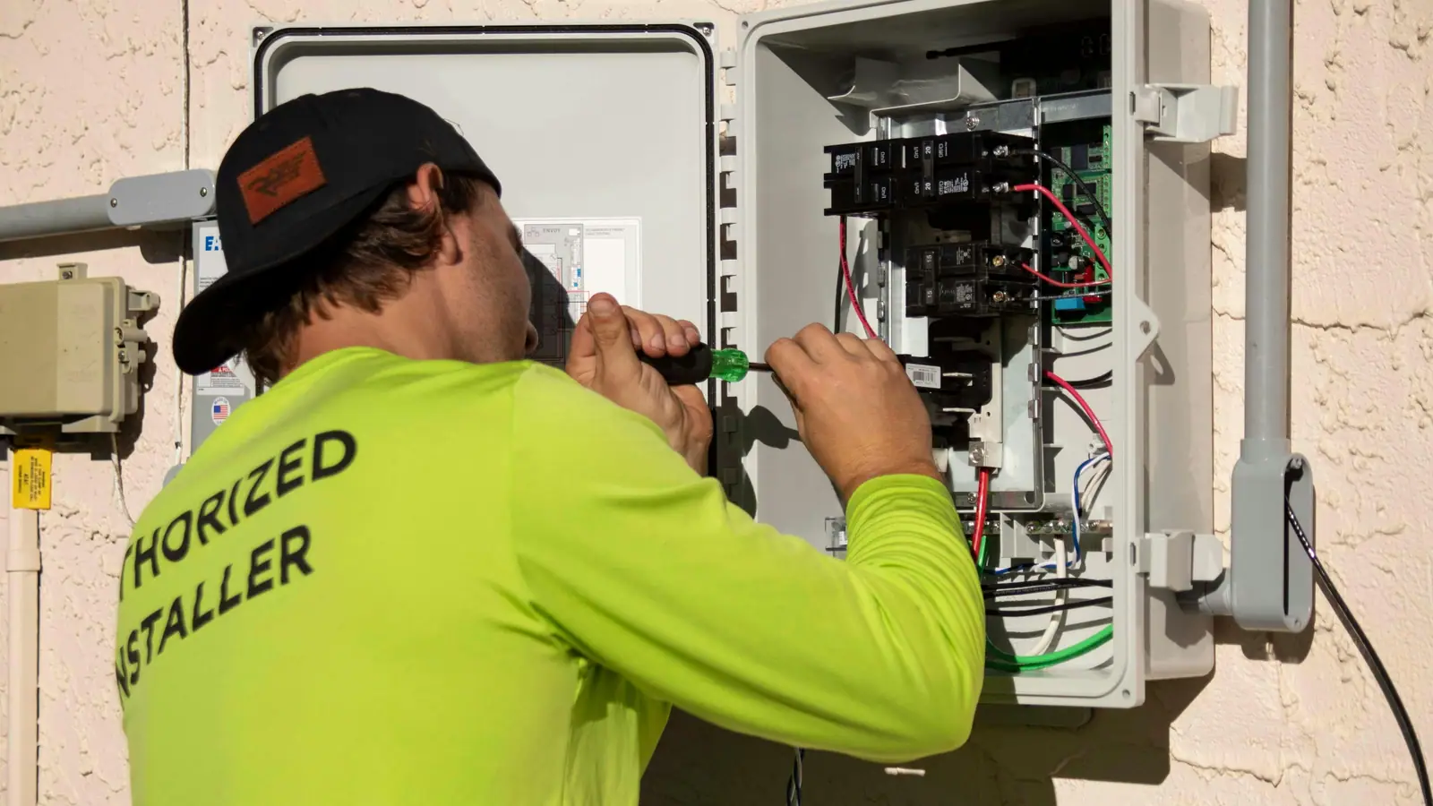 Matériel électrique professionnel Schneider, Legrand et Roger Technology
